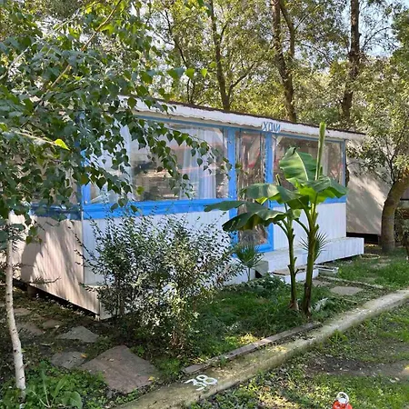 каравани съни и холи Campsite